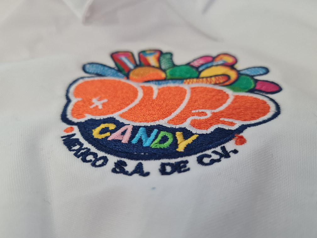 Bordado multicolor en uniforme